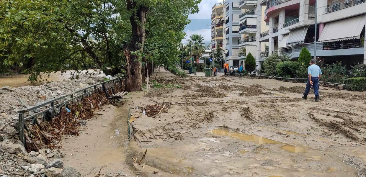 Άνθρωπος περπατά στις λάσπες