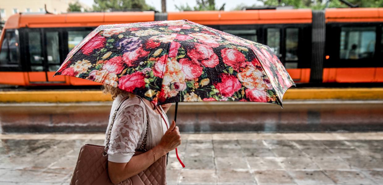 βροχή κακοκαιρία ομπρέλα τραμ
