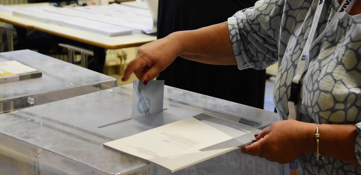 Γυναίκα βάζει φάκελο στην κάλπη