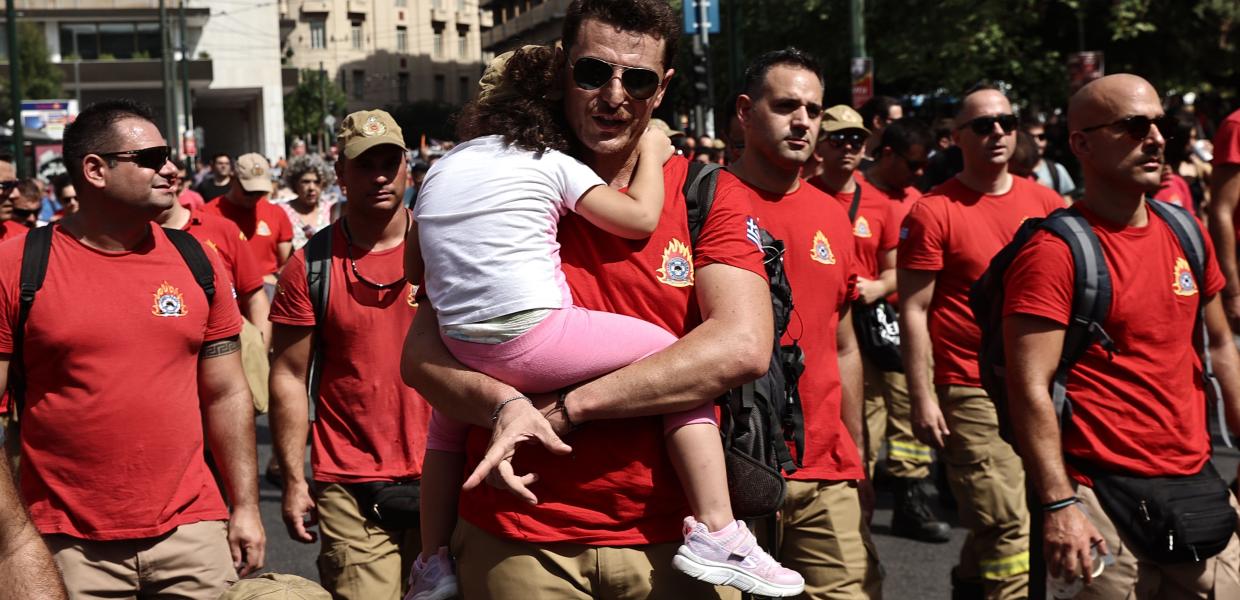 Εποχικοί πυροσβέστες σε πορεία