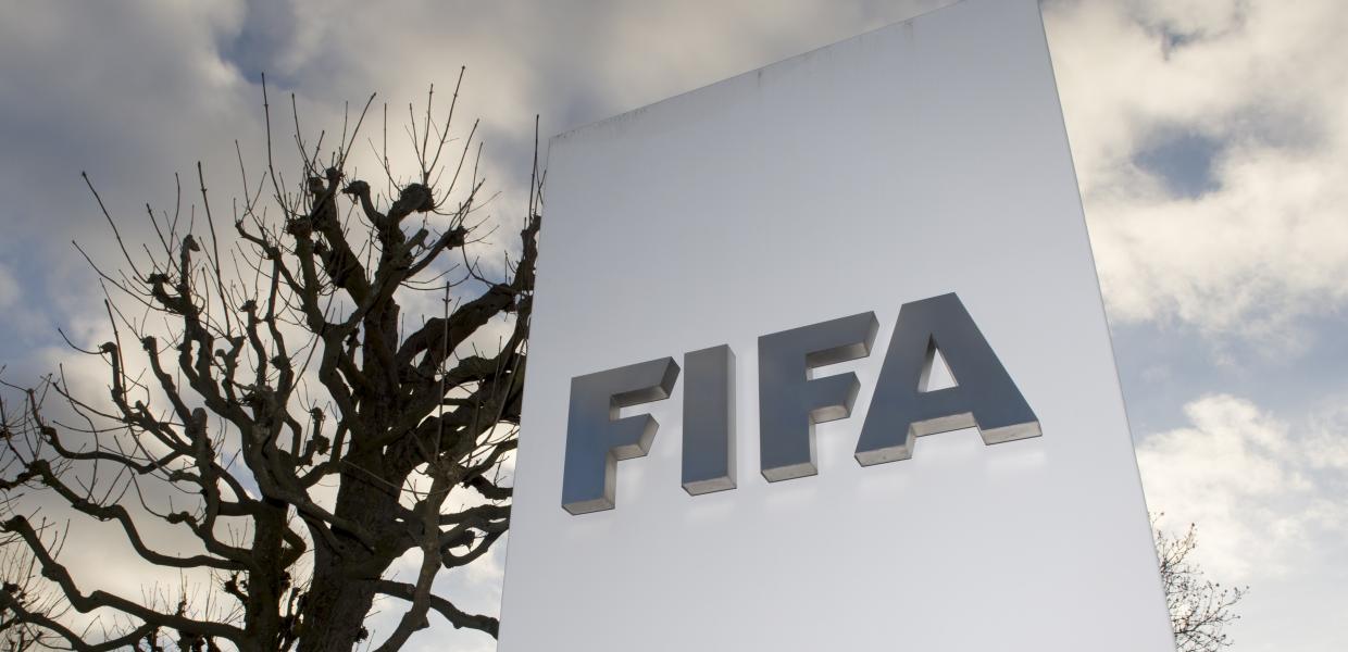 Πινακίδα της FIFA έξω από γραφεία