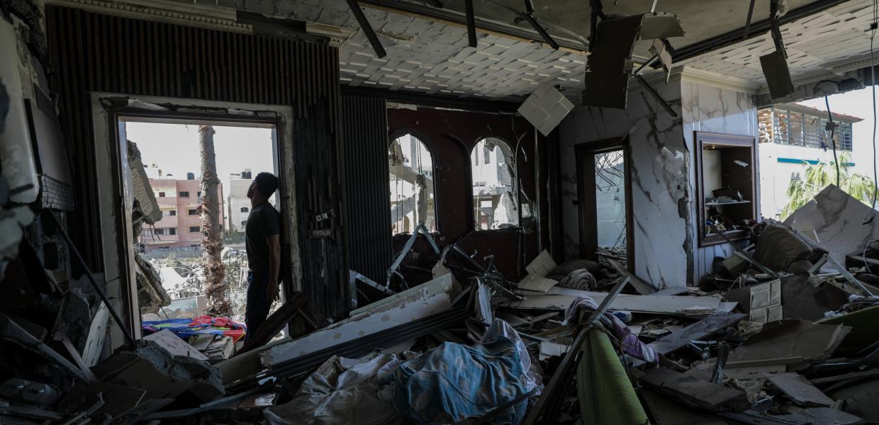 Άντρας μέσα στα ερείπια του σπιτιού του στην Γάζα