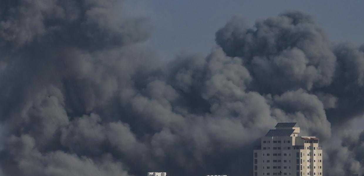 Μαύρος καπνός πάνω από την Γάζα