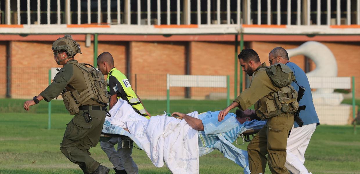Ισραηλινοί στρατιώτες μεταφέρουν τραυματία με φορείο