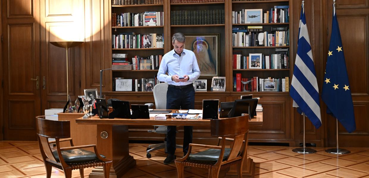 Ο Κυριάκος Μητσοτάκης στο γραφείο του
