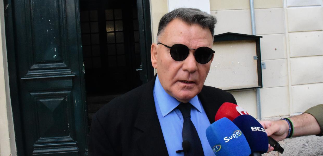 Ο Αλέξης Κούγιας έξω από τα δικαστήρια