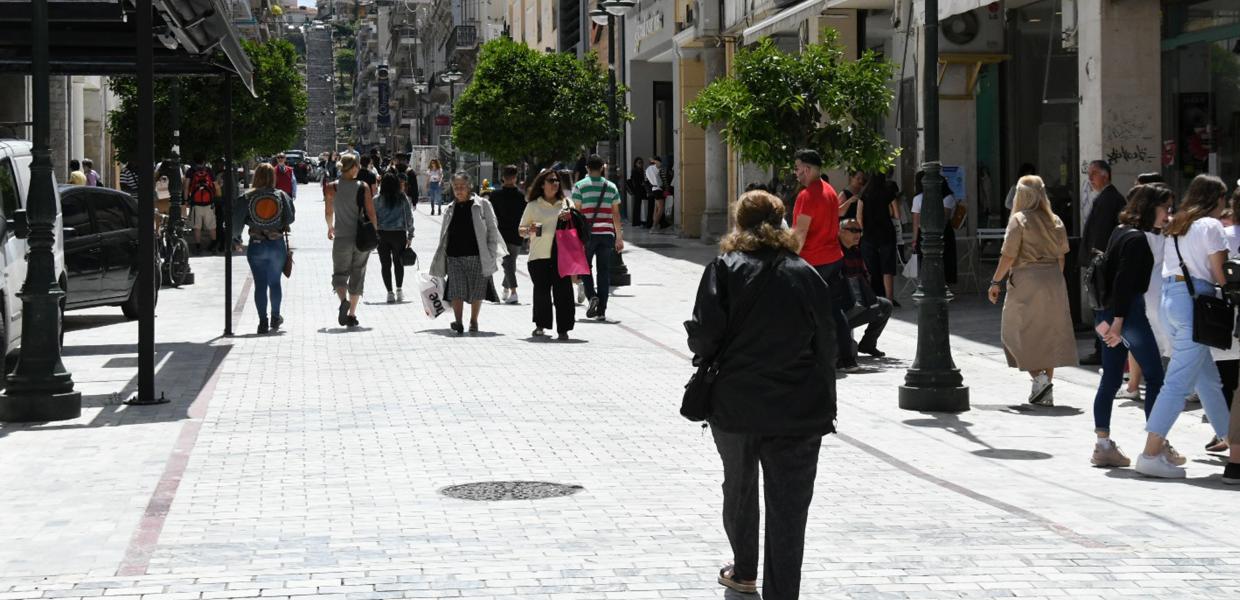 Κόσμος περπατάει στην Ερμού