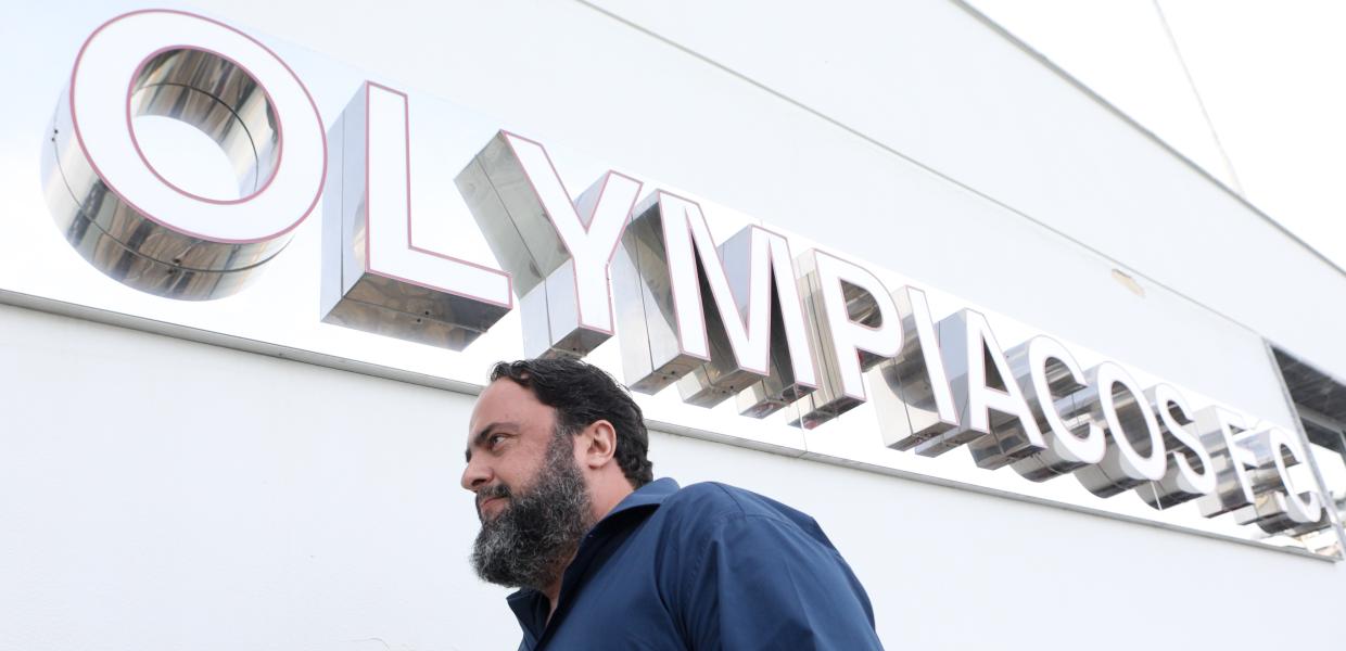 Ο Βαγγέλης Μαρινάκης έξω από τα γραφεία του Ολυμπιακού