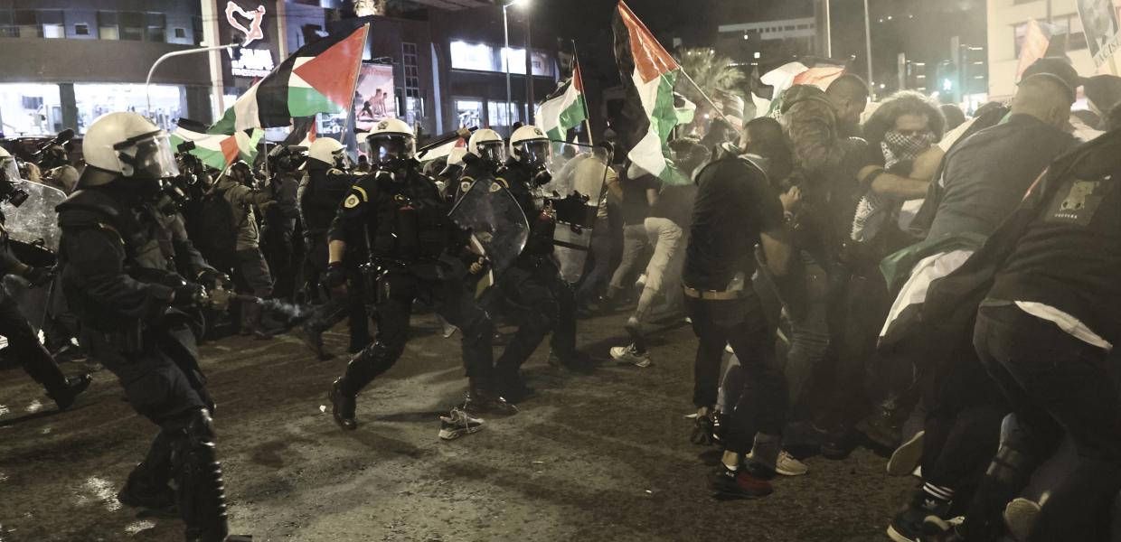 ΜΑΤ επιτίθονται σε κόσμο στην πορεία υπέρ της Παλαιστίνης