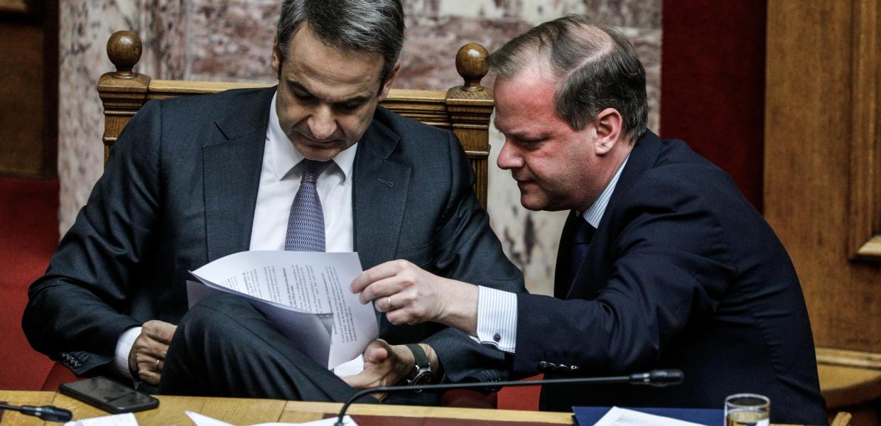 Ο Κυριάκος Μητσοτάκης και ο Κώστας Καραμανλής στη Βουλή