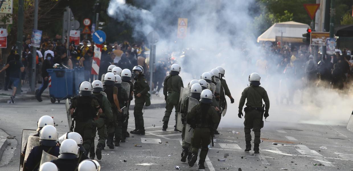 ΜΑΤ ρίχνουν χημικά έσω από το γήπεδο της ΑΕΚ