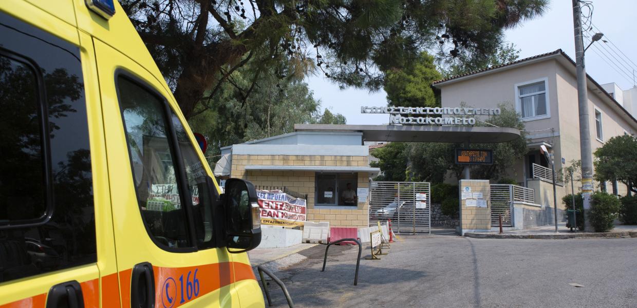 Ασθενοφόρο έξω από το νοσοκομείο Αγία Όλγα
