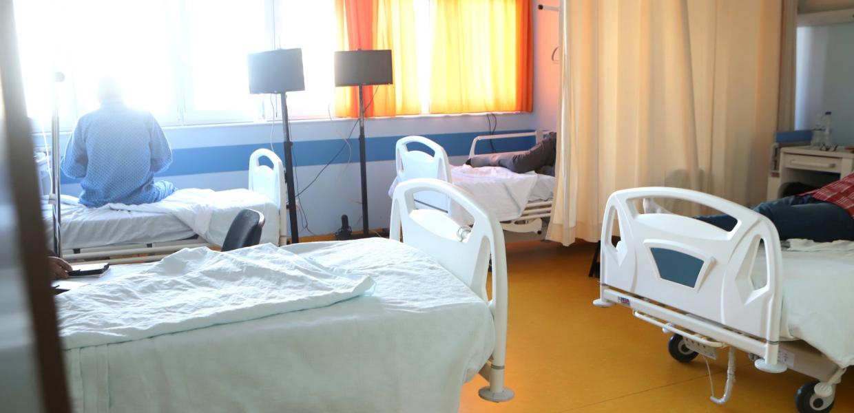 Ασθενείς καθισμένοι σε κρεβάτι νοσοκομείου
