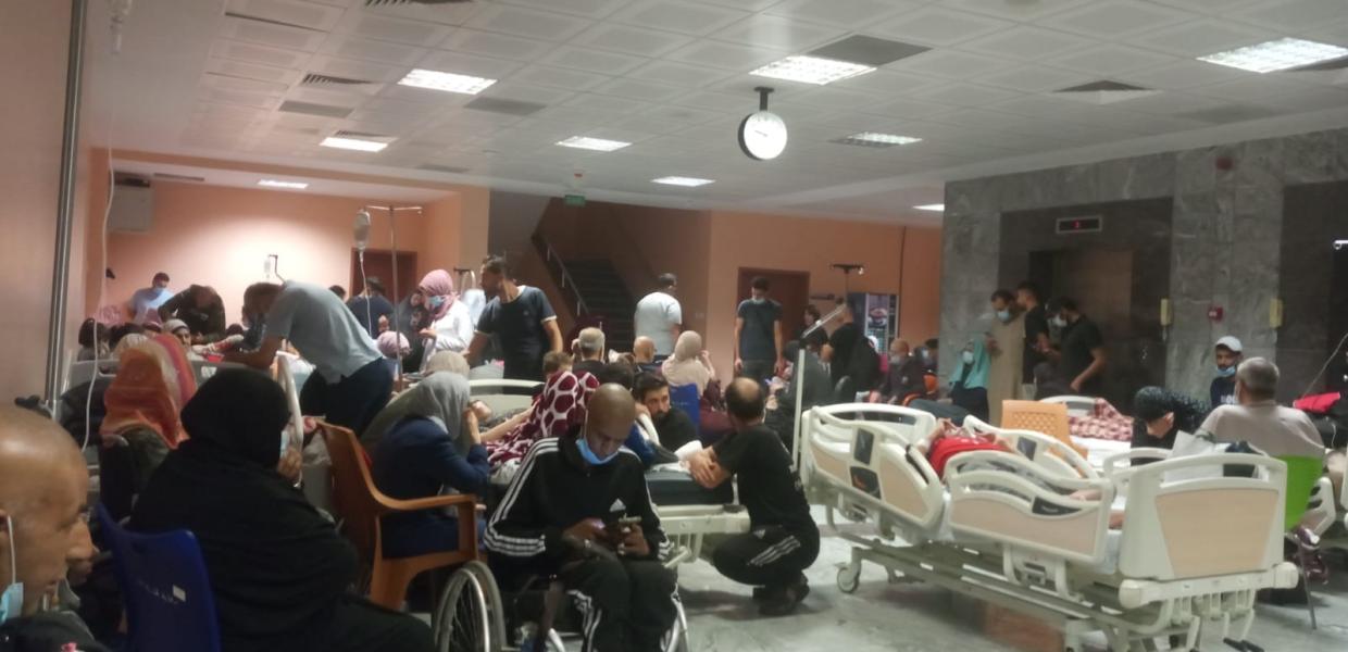 Ασθενείς σε μεγάλη αίθουσα του νοσοκομείου που βομβαρδίστηκε