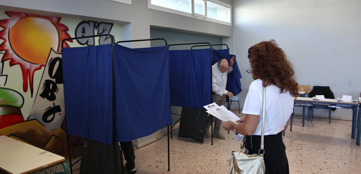 Κόσμος ψηφίζει στις αυτοδιοικητικές εκλογές