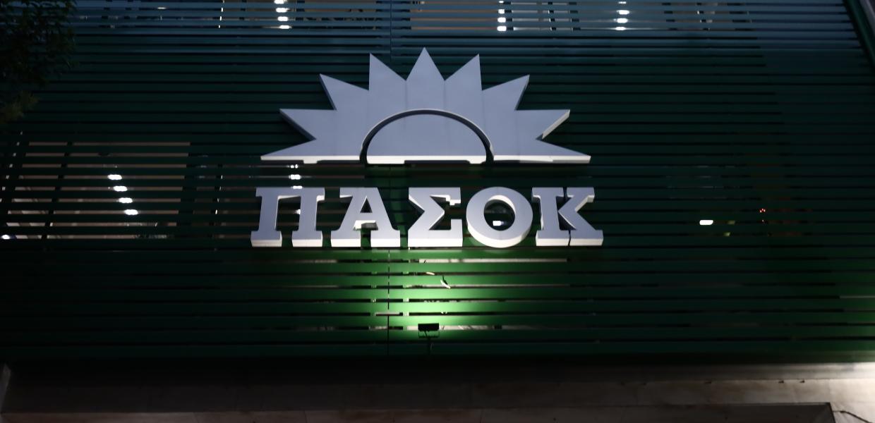 Το σήμα του ΠΑΣΟΚ - ΚΙΝΑΛ στα γραφεία του κόμματος