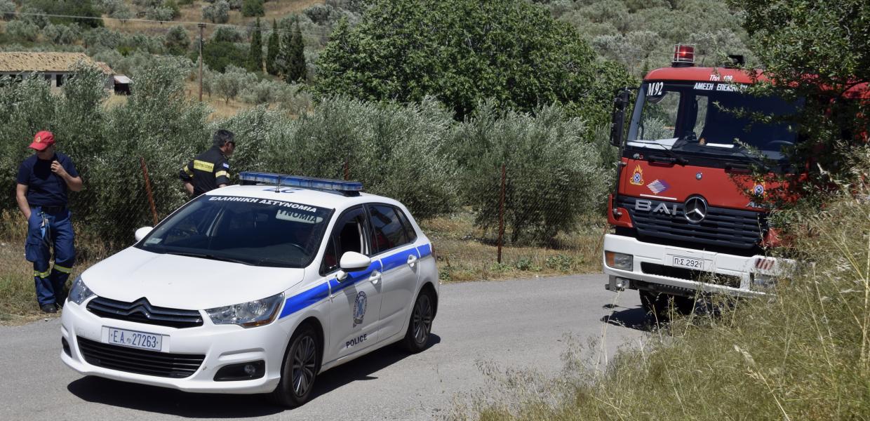 Περιπολικό και όχημα της πυροσβεστικής