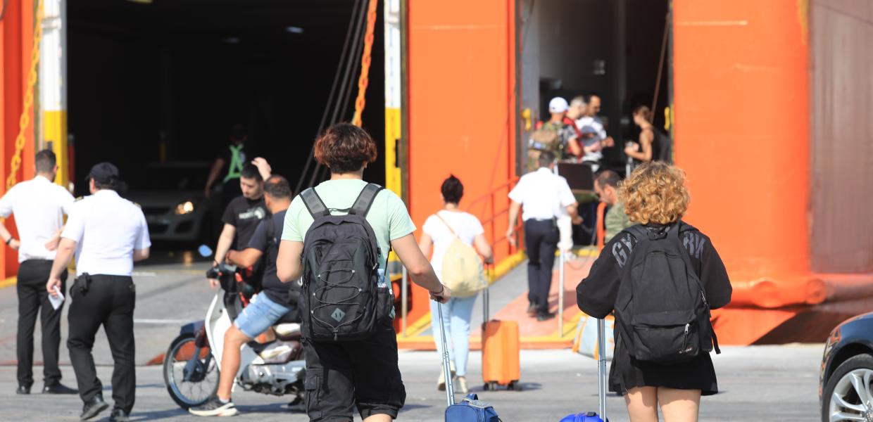 Άνθρωποι με βαλίτσες μπαίνουν σε πλοίο