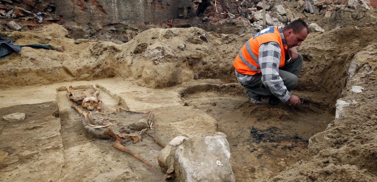 πολωνικη ανασκαφή - νεκροταφείο 17ου