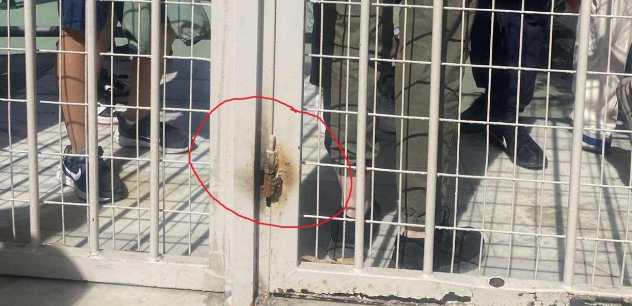 Η πόρτα που έσπασε στο 36ο δημοτικό σχολείο