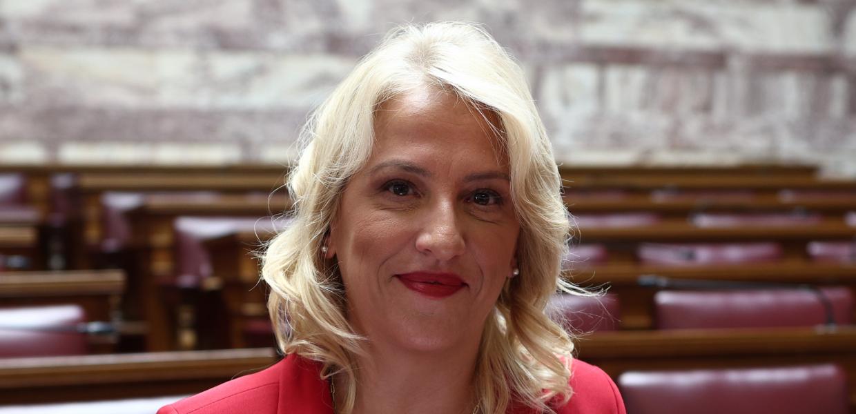 Η Ρένα Δούρου