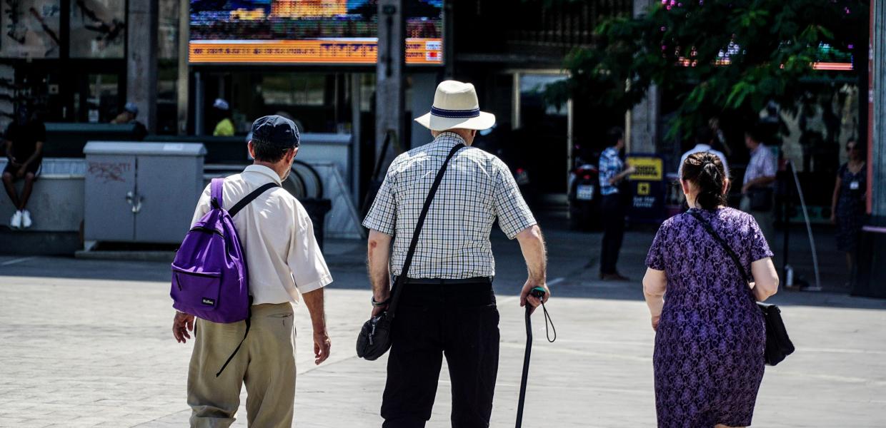 Ηλικιωμένοι περπατούν στον δρόμο