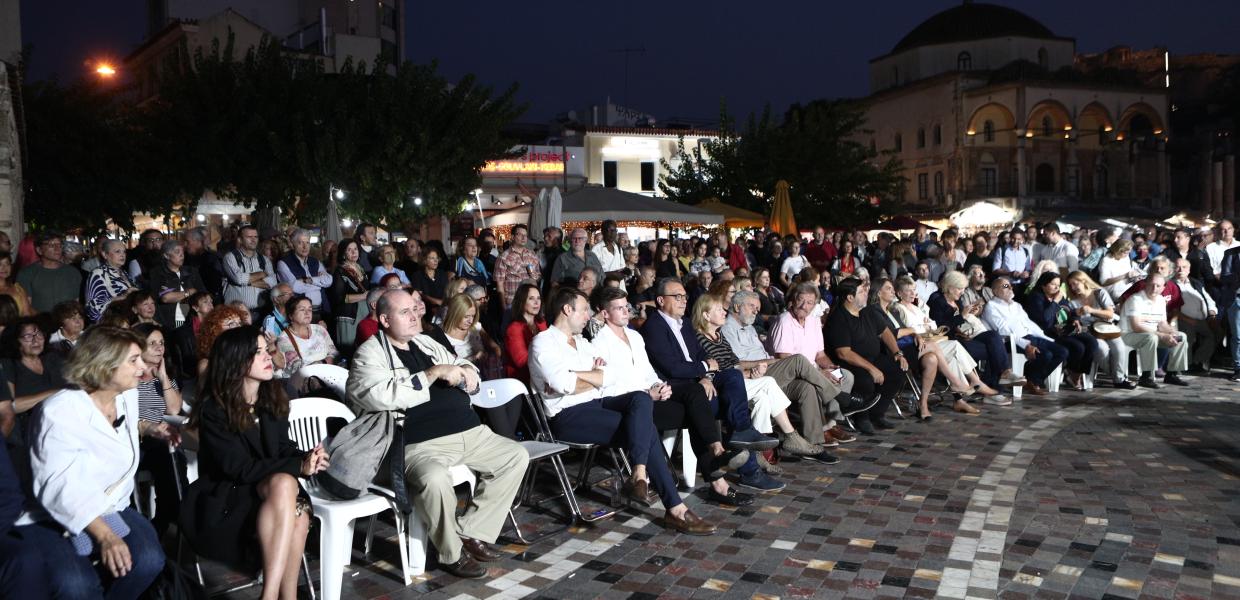 στελέχη του ΣΥΡΙΖΑ και κόσμος στην εκδήλωση του Κώστα Ζαχαριάδη