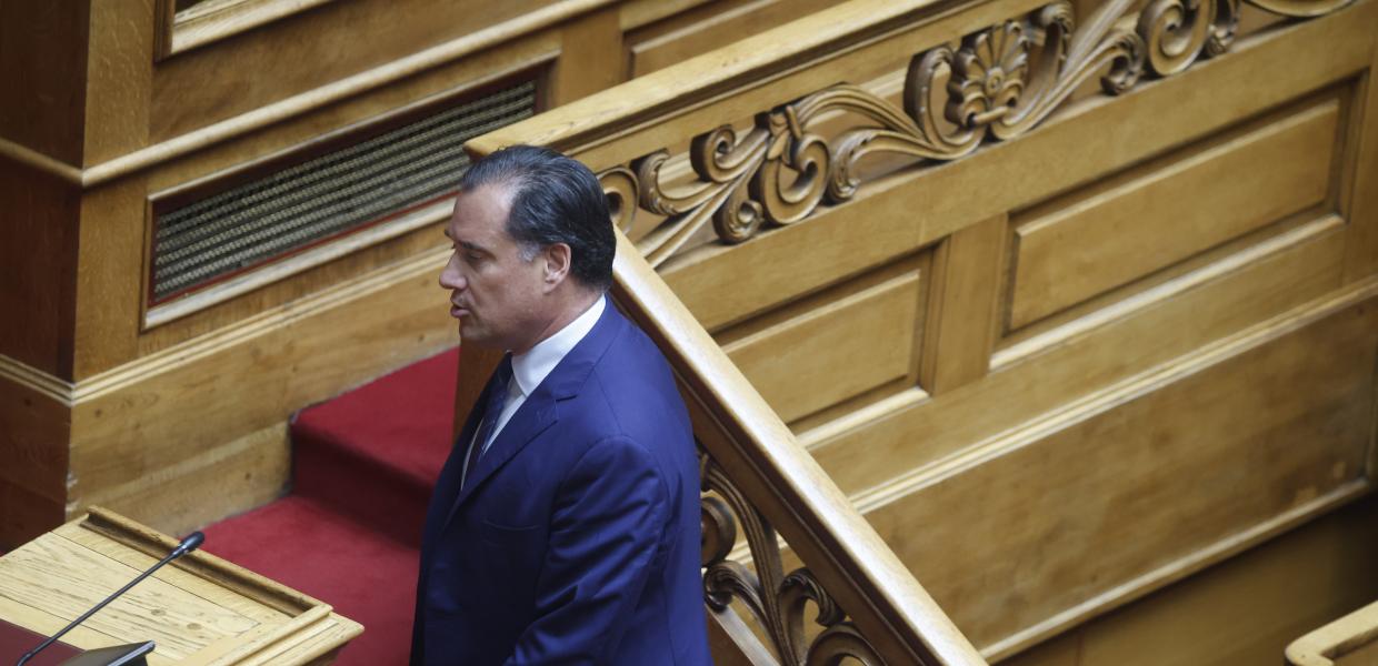 Ο Άδωνις Γεωργιάδης ανεβαίνει προς το βήμα της Βουλής