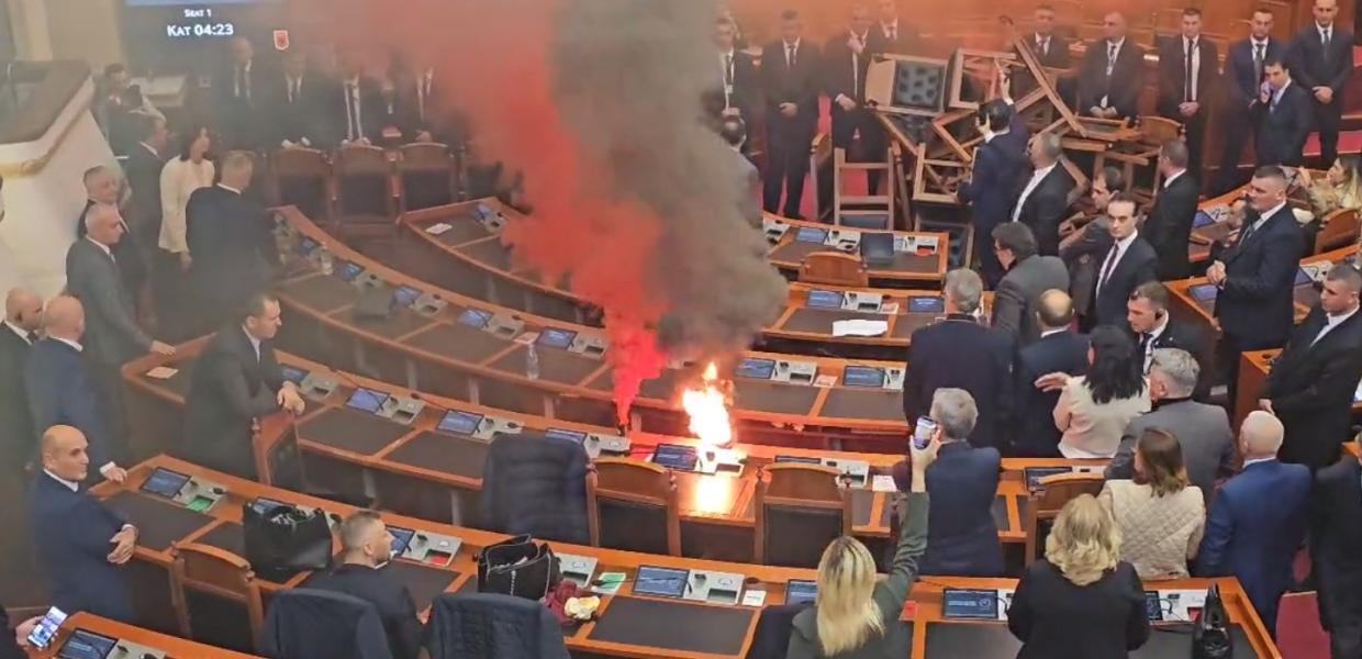 Καπνός από καπνογόνο μέσα στην αλβανική Βουλή και τριγύρω βουλευτές