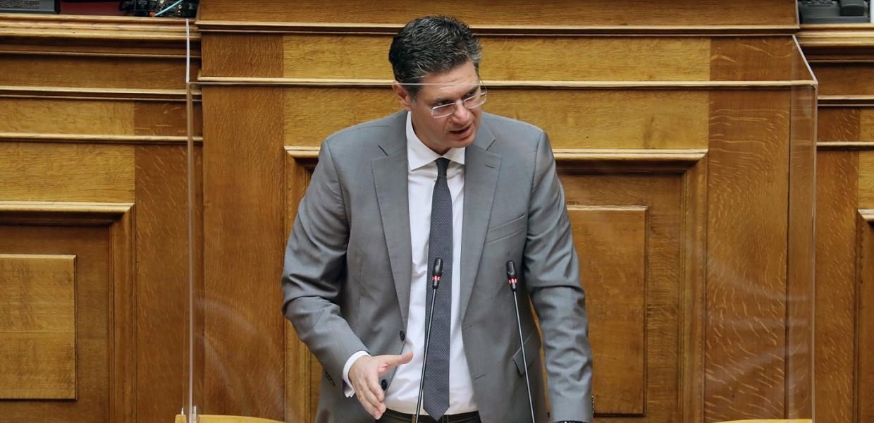 Ο Διονύσης Καλαματιανός στο βήμα της Βουλής