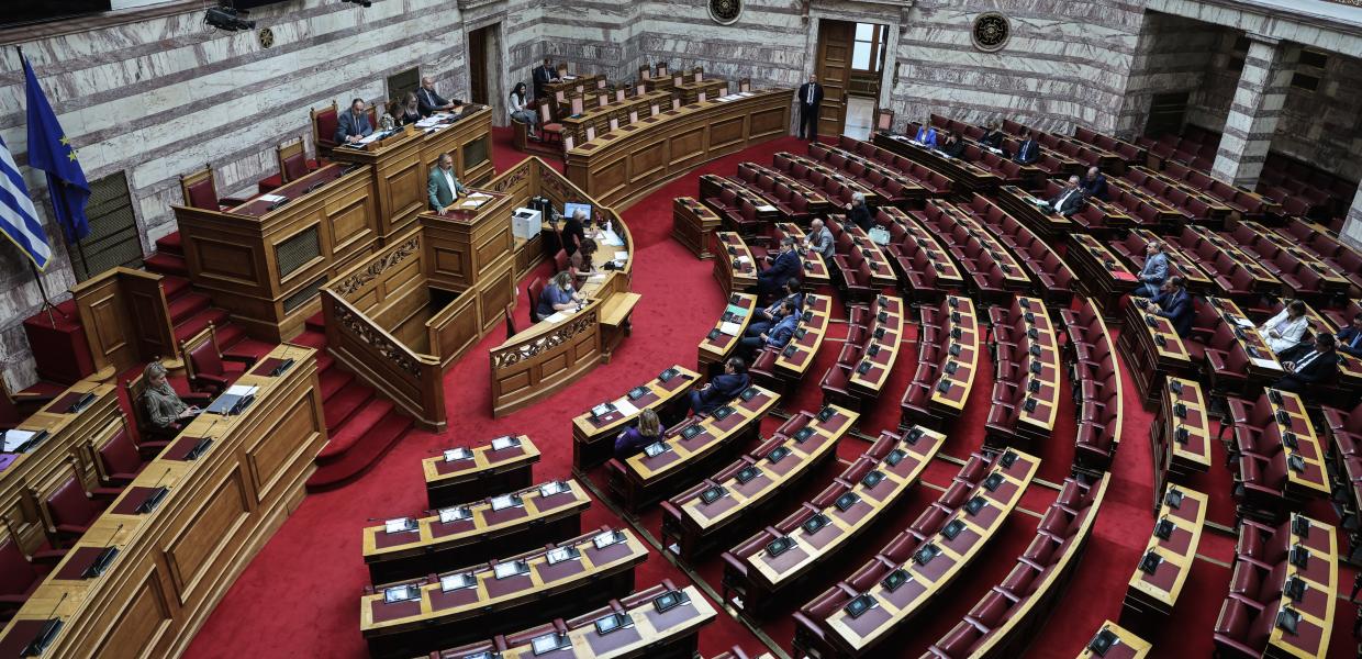 Άδεια έδρανα στη Βουλή