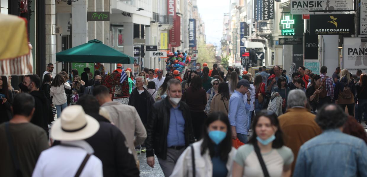Άνθρωποι με μάσκα στην οδό Ερμού
