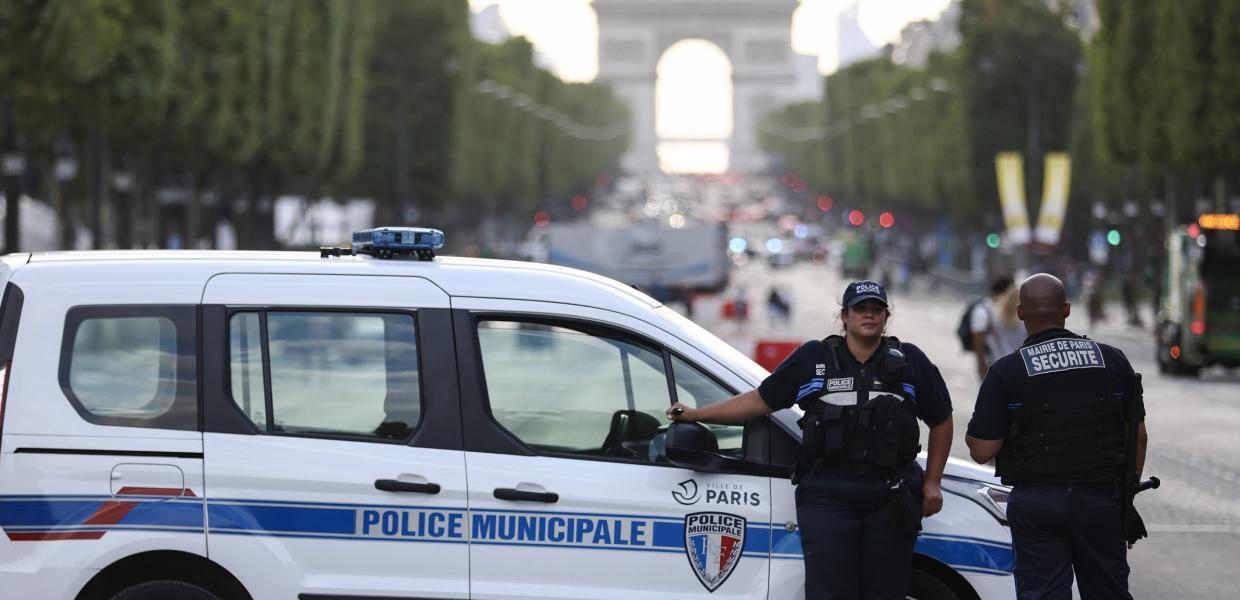 όχημα και δύο άντρες της γαλλικής αστυνομίας σε δρόμο που οδηγεί στη Αψίδα του Θριάμβου