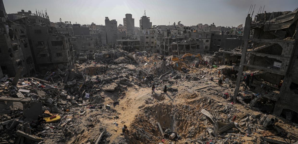 Άνθρωποι ψάχνουν επιζώντες στα συντρίμμια στην Γάζα