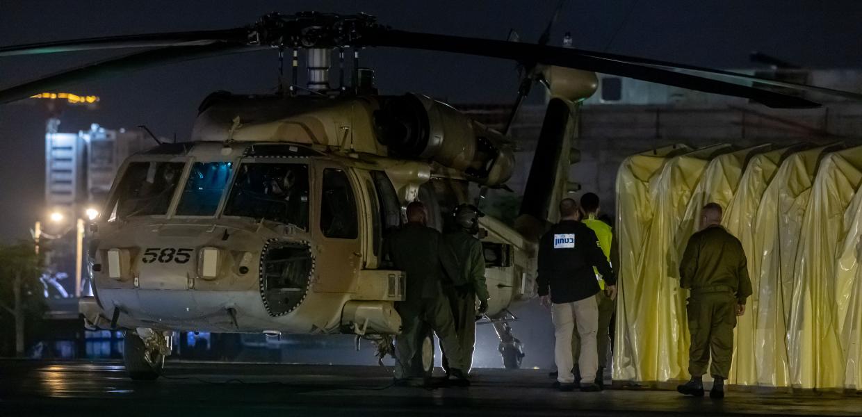 Ισραηλινοί στρατιώτες δίπλα σε ελικόπτερο που μεταφέρει ομήρους που απελευθερώυθηκαν