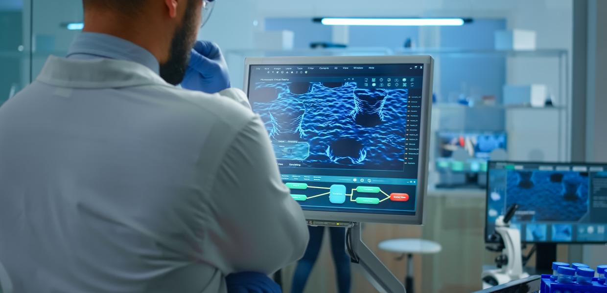 Γιατρός μπροστά σε οθόνη βλέπει την αξονική ασθενή