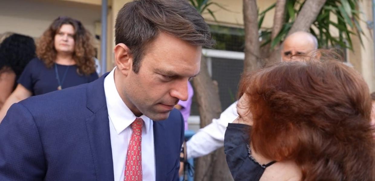 Ο Στέφανος Κασσελάκης συνομιλεί με γυναίκα
