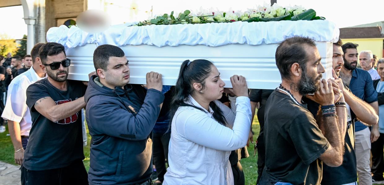 Στιγμιότυπο από την κηδεία του 17χρονου που πυροβολήθηκε από αστυνομικό στη Βοιωτία
