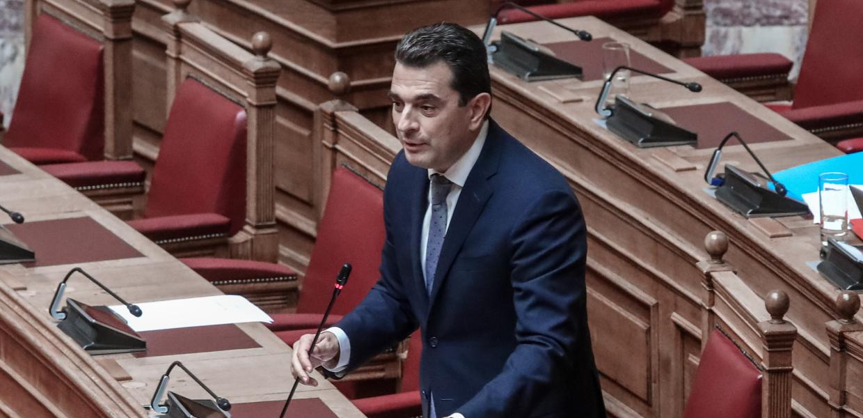 Ο Κώστας Σκρέκας στα έδρανα της Βουλής