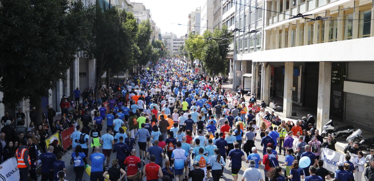 Δρομείς στο κέντρο της Αθήνας τρέχουν στον Ημιμαραθώνιο 