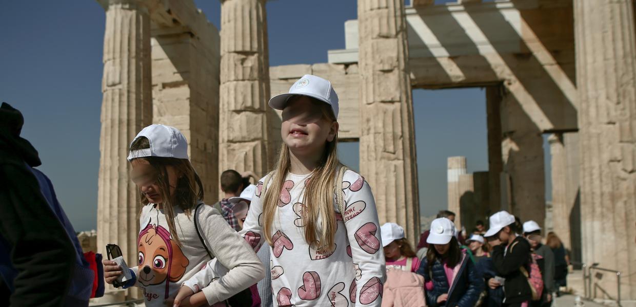 Μαθήτριες στην Ακρόπολη