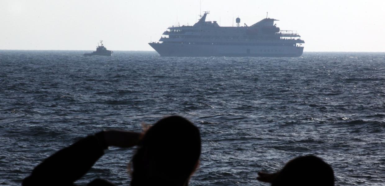 Εβραίοι κοιτούν το πλοίο Mavi Marmara καθώς πλησιάζει στο λιμάνι του Ashdod 