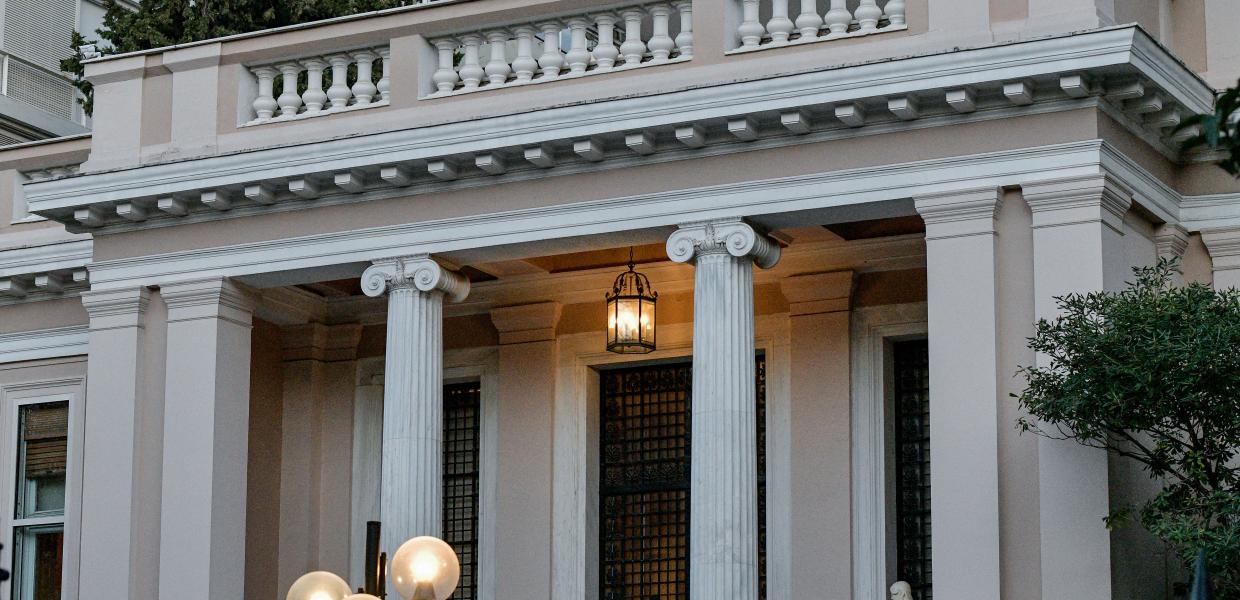Η είσοδος του Μεγάρου Μαξίμου