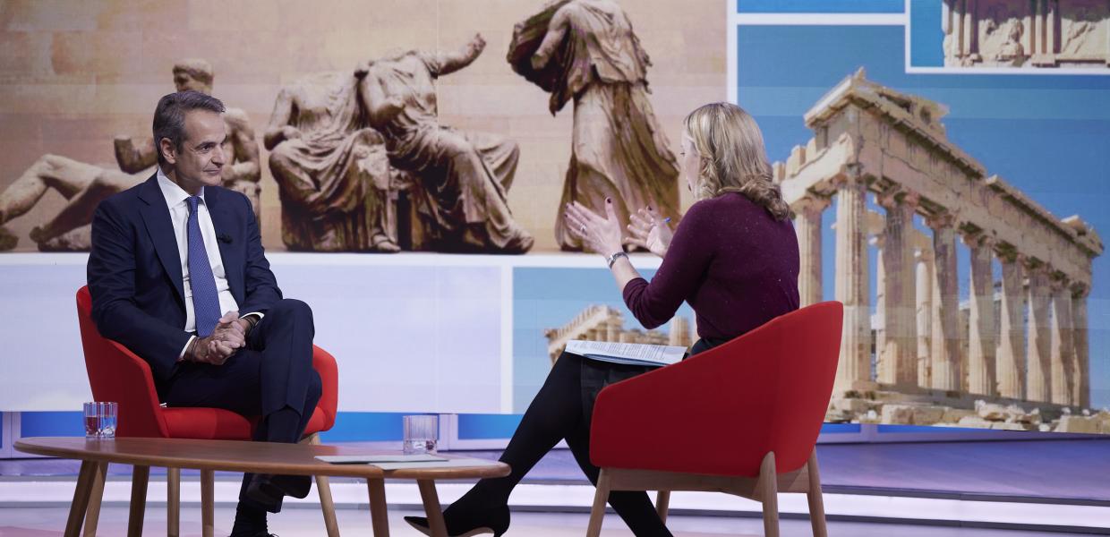 Ο Κυριάκος Μητσοτάκης και η Laura Kuenssberg