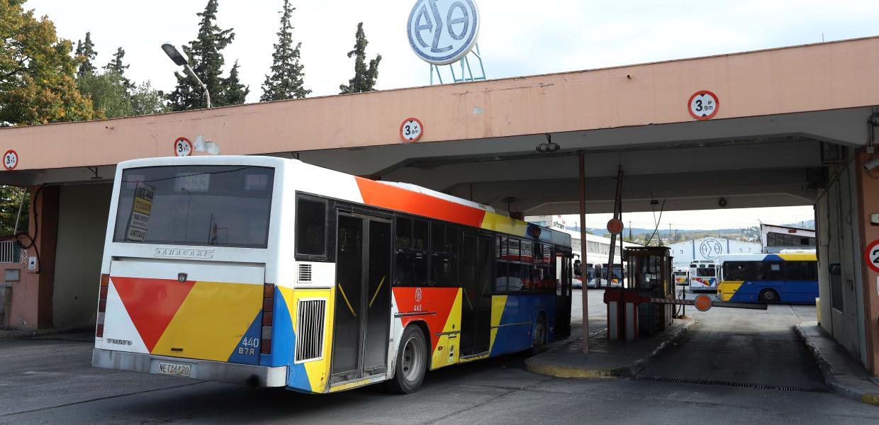 Λεωφορείο του ΟΑΣΘ μπαίνει στο αμαξοστάσιο