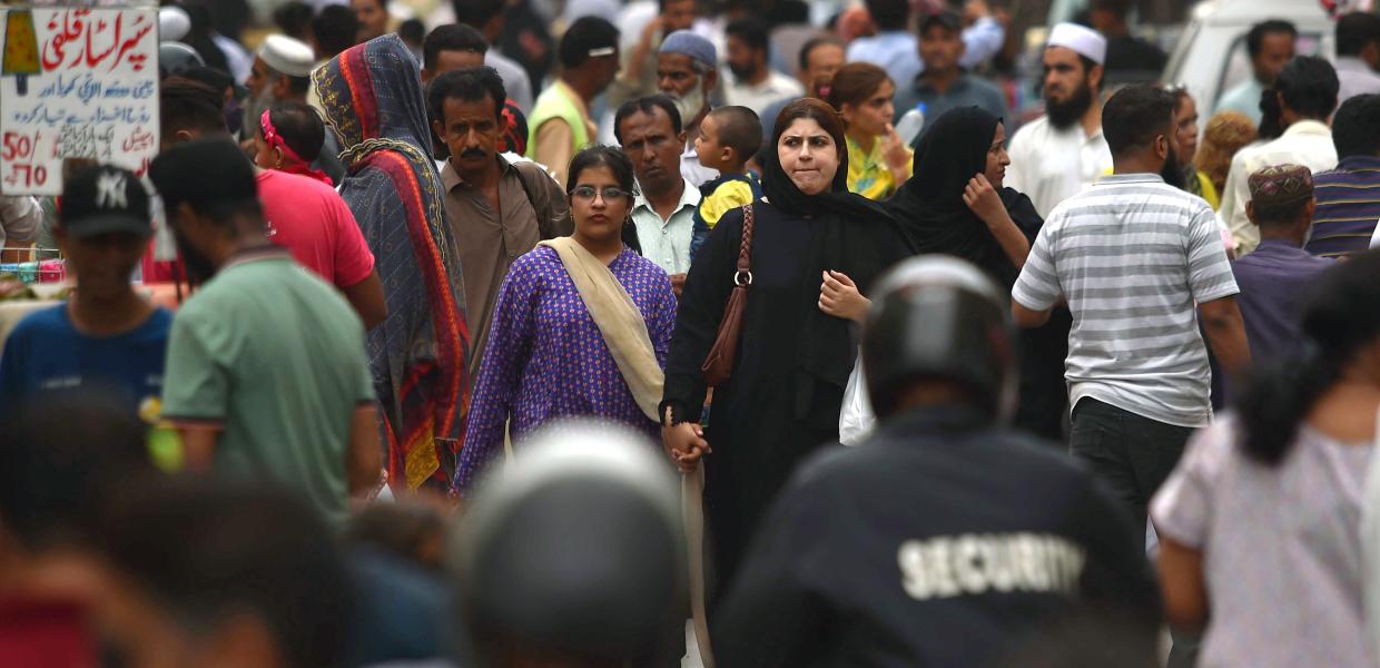 Κόσμος περπατά στον δρόμο σε αγορά του Πακιστάν