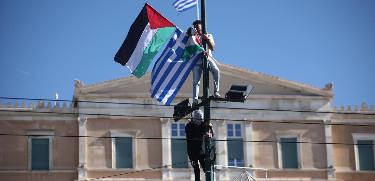 Παλαιστίνιος με σημαίες