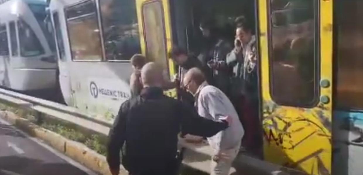 Επιβάτες βγαίνουν από τον συρμό του Προαστιακού που εκτροχιάστηκε