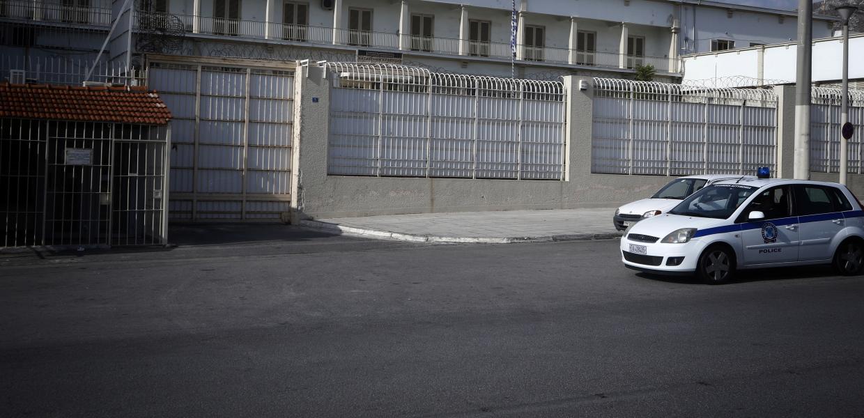 Περιπολικό μπροστά από φυλακή