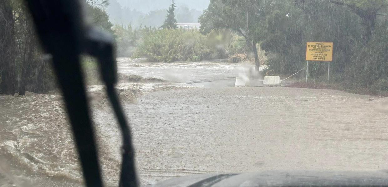 Πλημμυρισμένος δρόμος στη Ρόδο από την κακοκαιρία